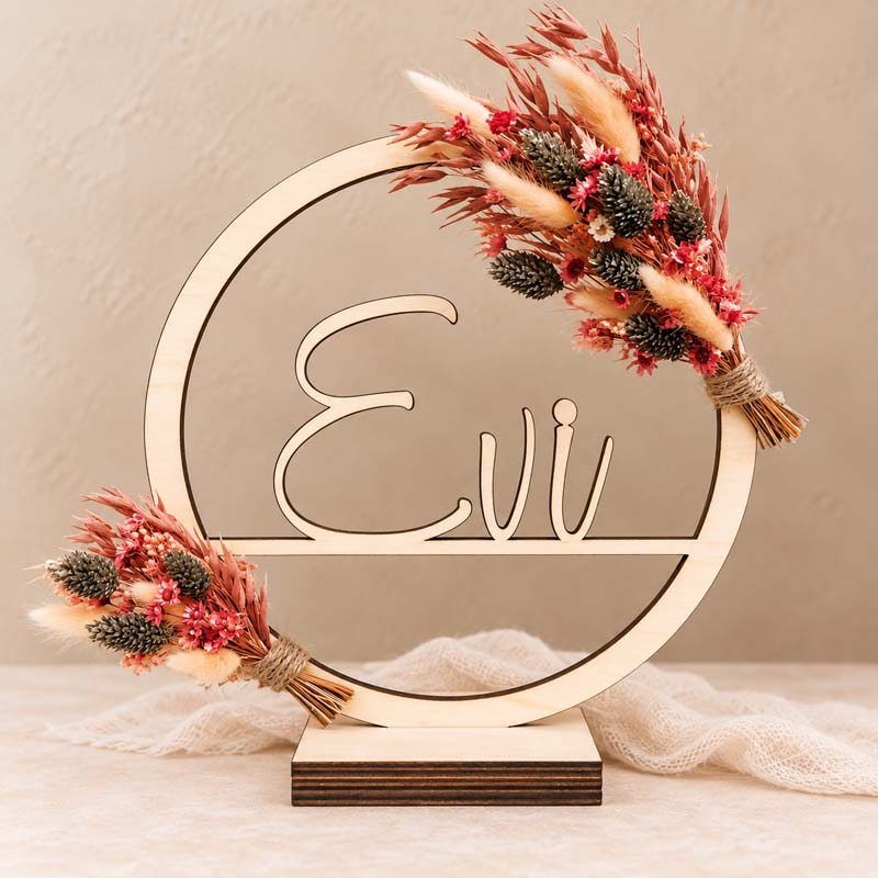 houten naamdecoratie met droogbloemen