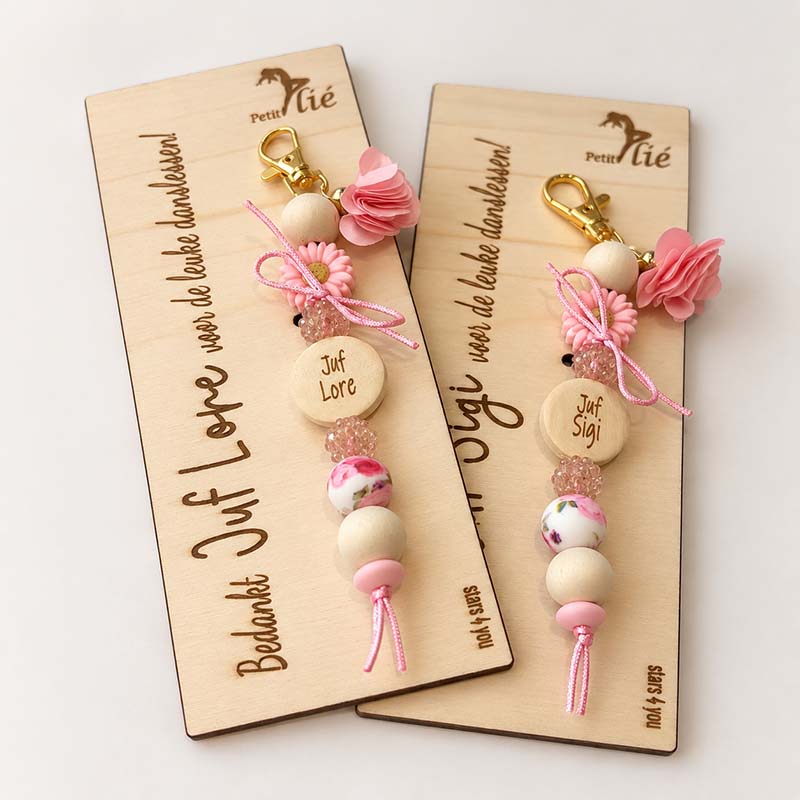 gepersonaliseerde jufcadeaus met roze bedeltjes