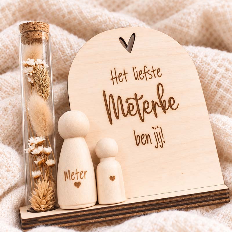 gezellig houten meterke-cadeau met droogbloemen