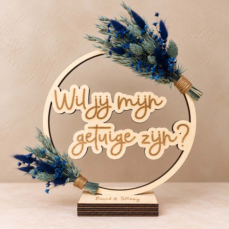 houten getuigenbord met blauwe droogbloemen