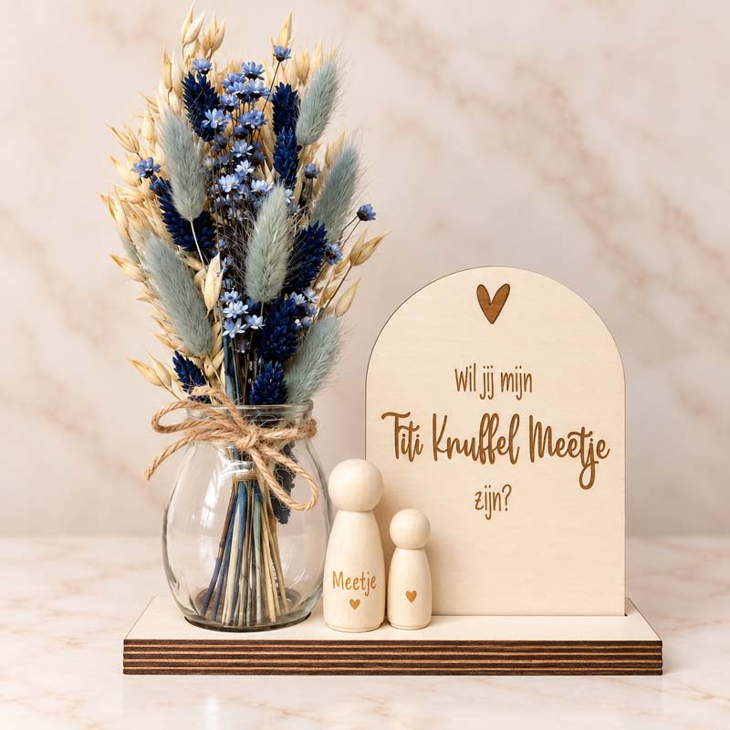 houten knuffelmeetje met droogbloemen