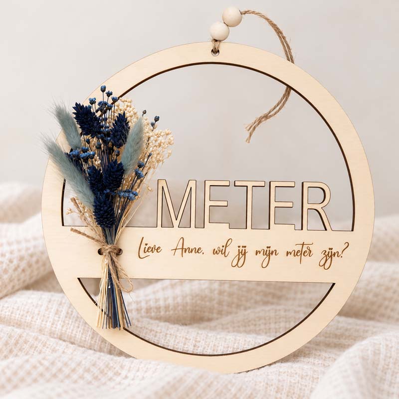 houten meterbord met droogbloemen