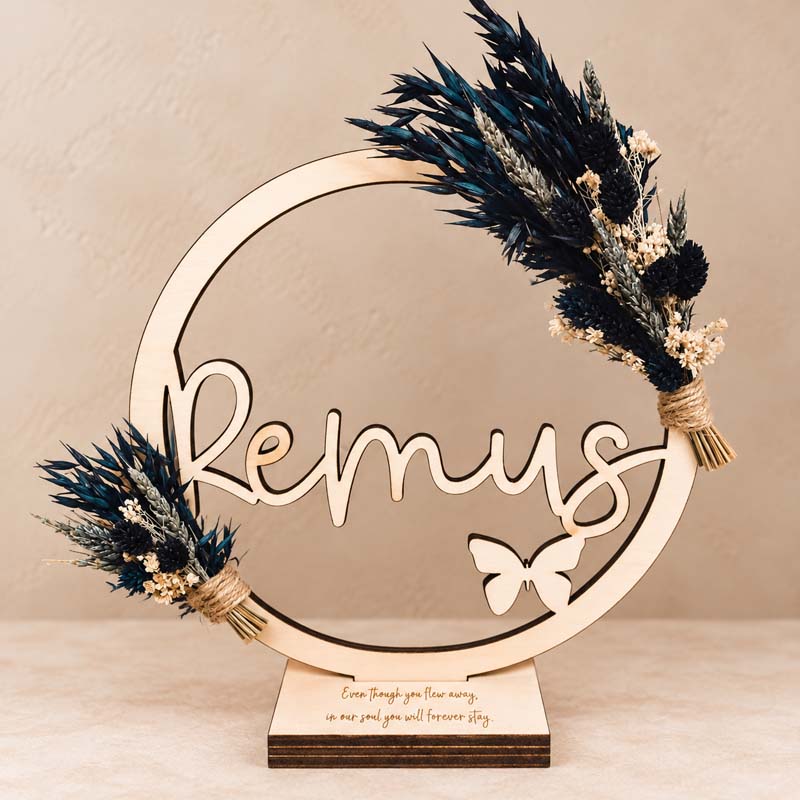 houten naambord remus met droogbloemen