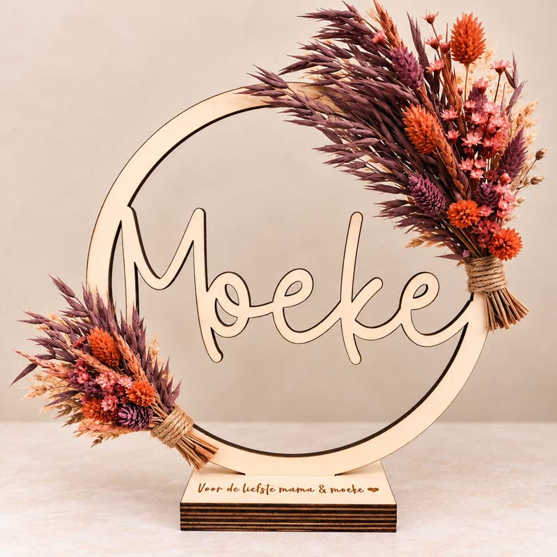 houten moeke-bord met droogbloemen