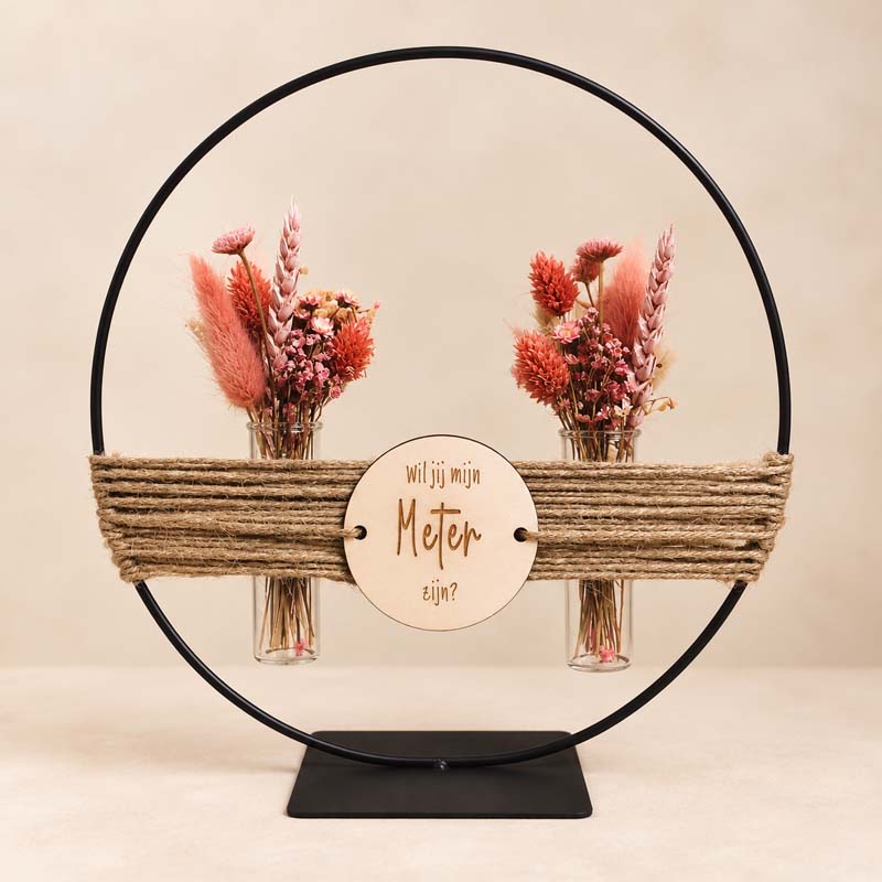 rustieke bloemenhoop met houten meter-tag