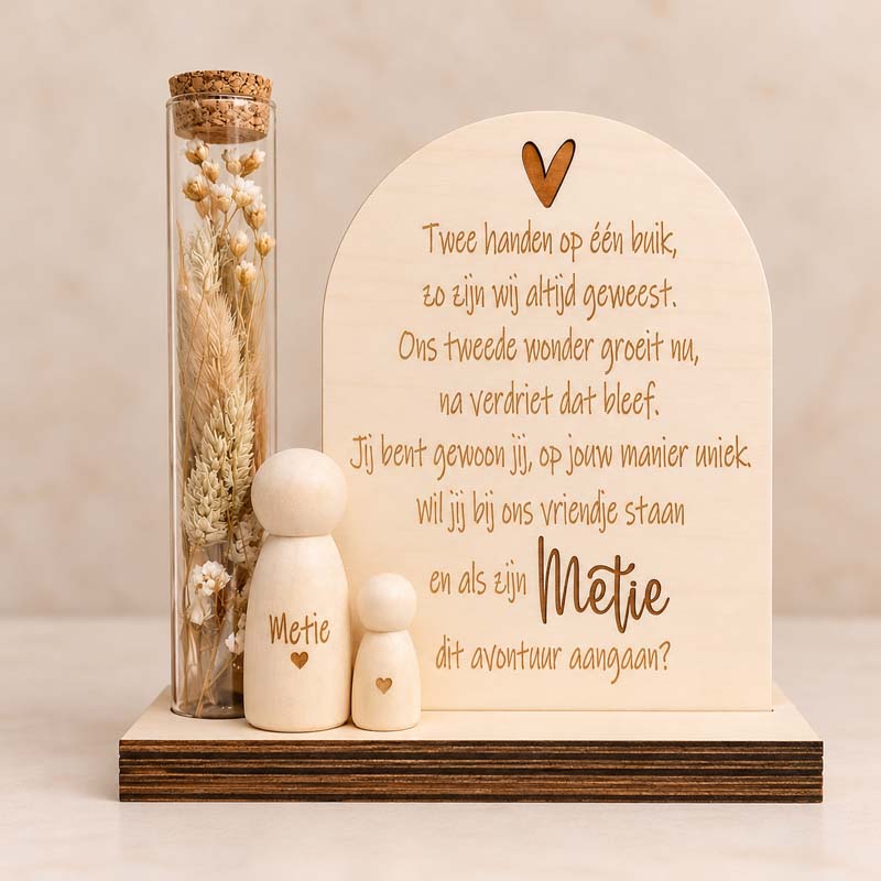 houten kraamcadeau met droogbloemen en pegfiguren