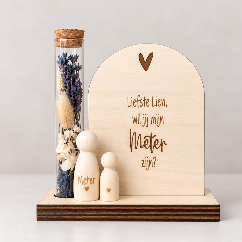 houten meterstandaard met droogbloemen